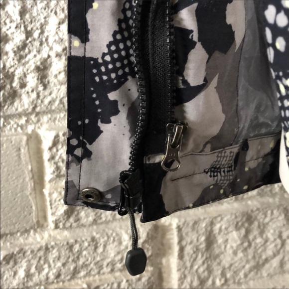 The North Face Gore Tex Summit Series Coat - Picture 8 of 8